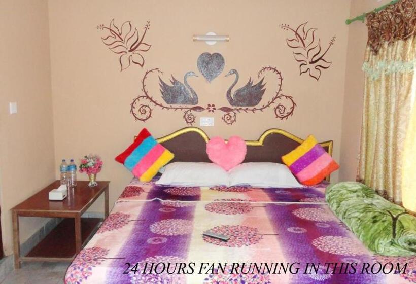 펜션 Nikunj Safari Guest House Sauraha  A Place Where You Can Book Jungle Wildlife Safari