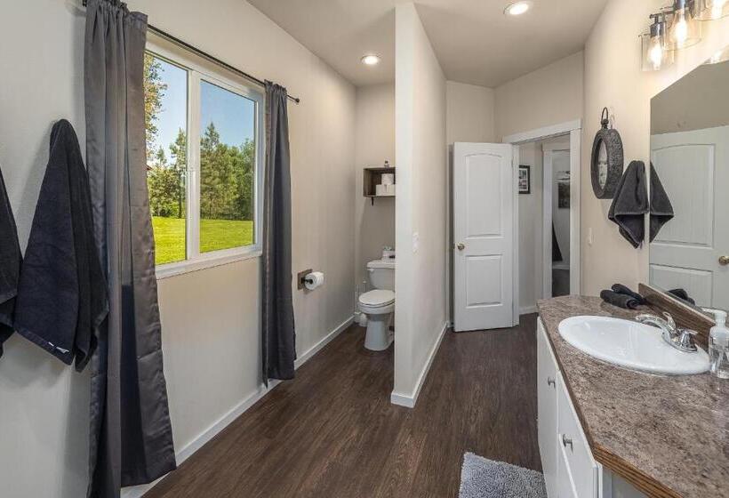 بنسيون Quiet Waterfront Cottage On The Little Spokane River