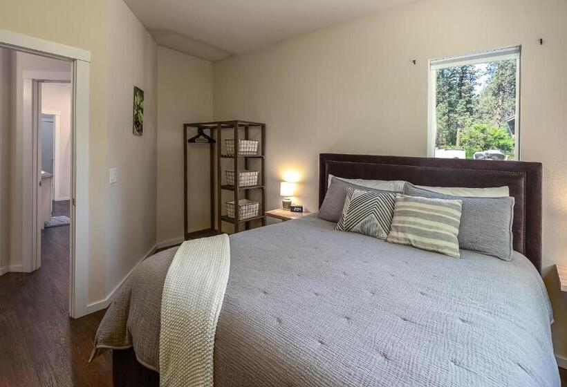 بنسيون Quiet Waterfront Cottage On The Little Spokane River