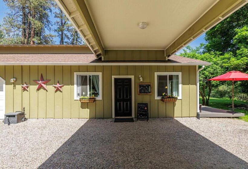 بنسيون Quiet Waterfront Cottage On The Little Spokane River