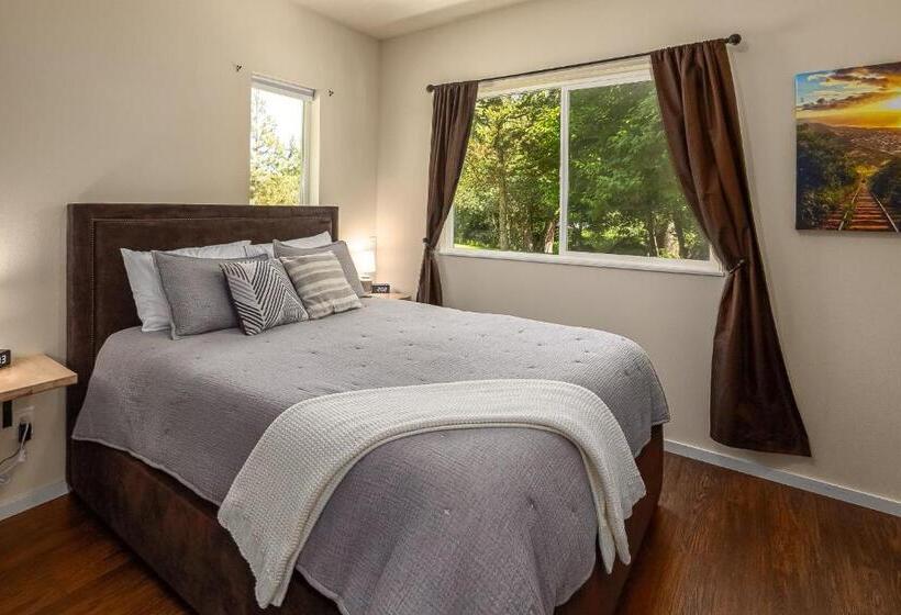 بنسيون Quiet Waterfront Cottage On The Little Spokane River