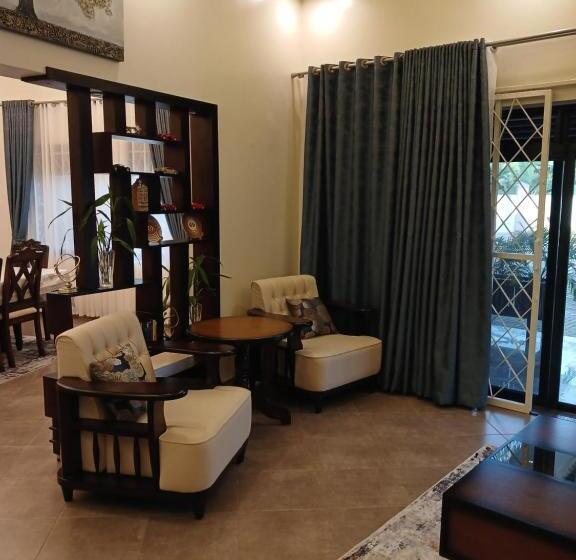 پانسیون The Curvalux House