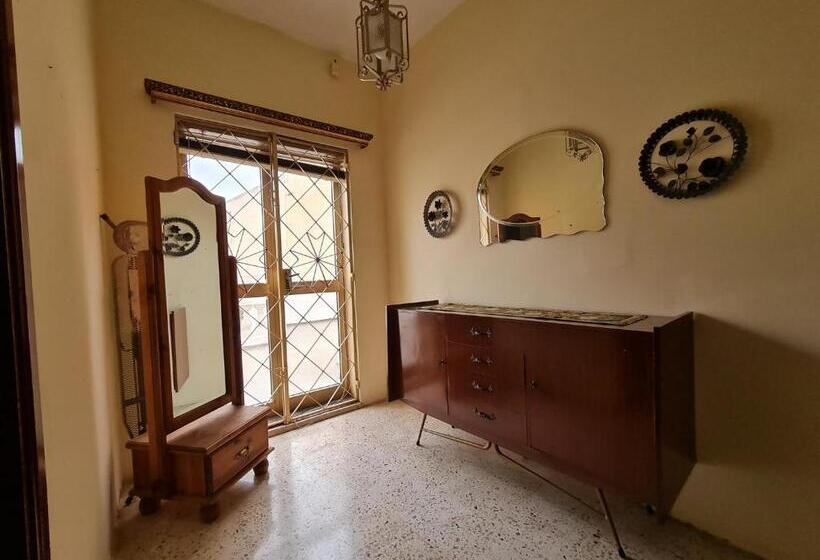 هاستل Eem Student Guest House