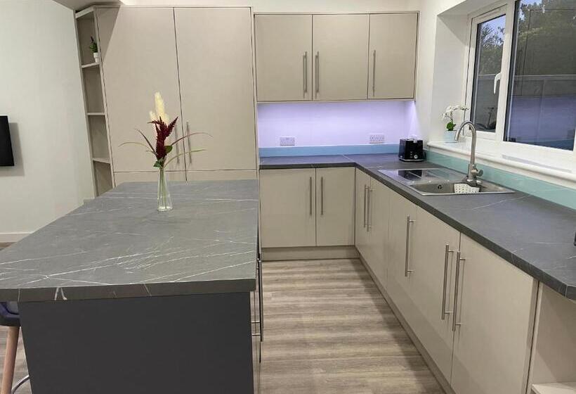 ユースホステル Garden Close Suites