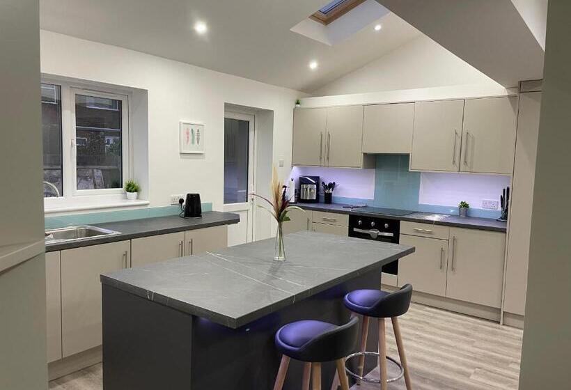 호스텔 Garden Close Suites