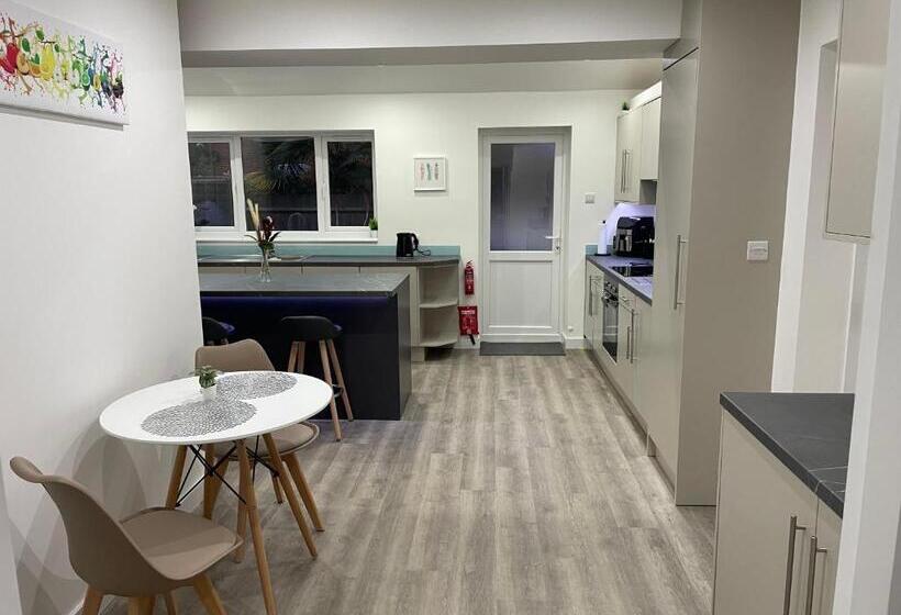 ユースホステル Garden Close Suites