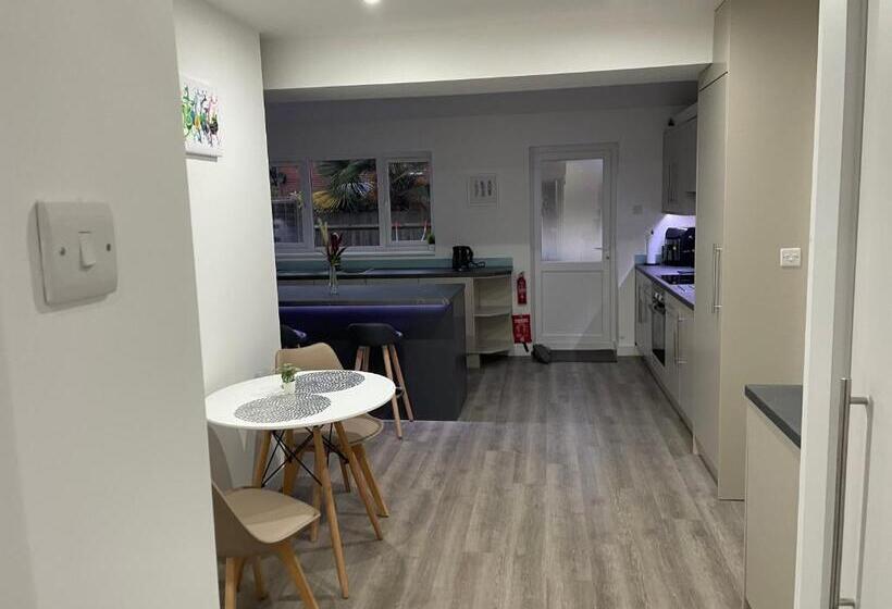 ユースホステル Garden Close Suites