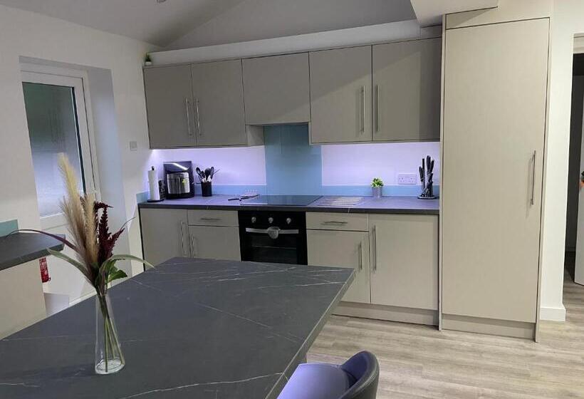 호스텔 Garden Close Suites