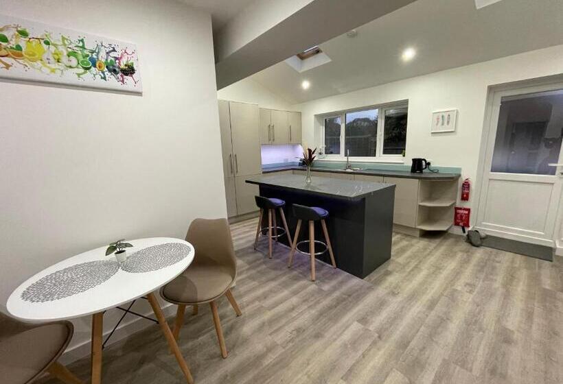 ユースホステル Garden Close Suites