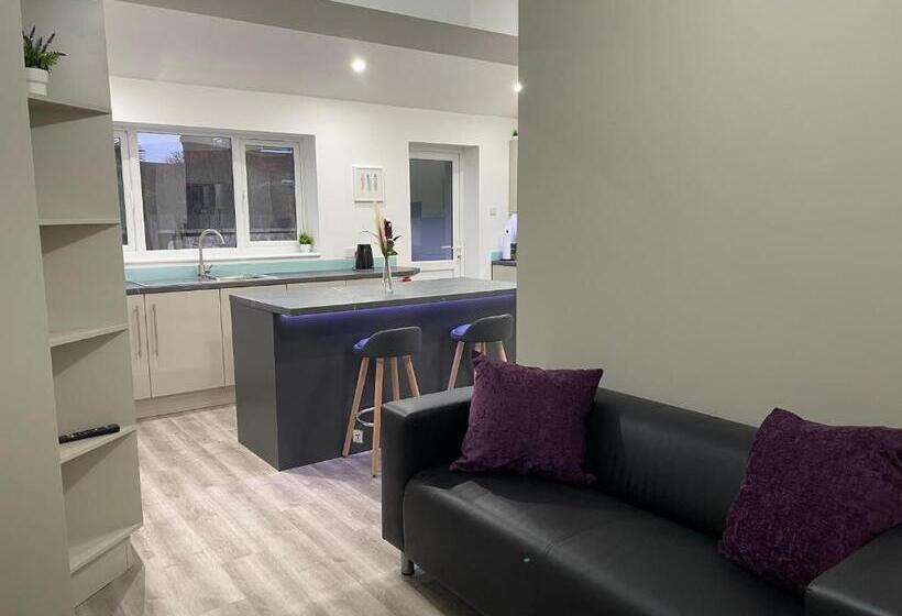 ユースホステル Garden Close Suites