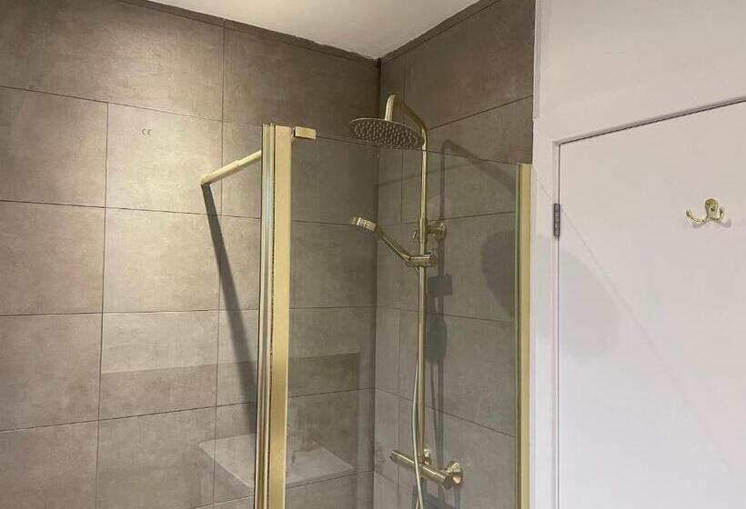 ユースホステル Garden Close Suites