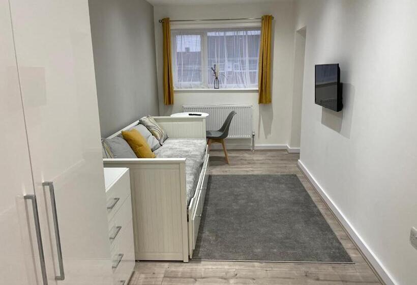 ユースホステル Garden Close Suites