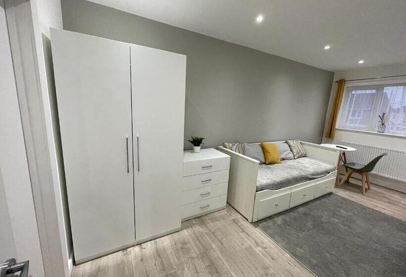 ユースホステル Garden Close Suites