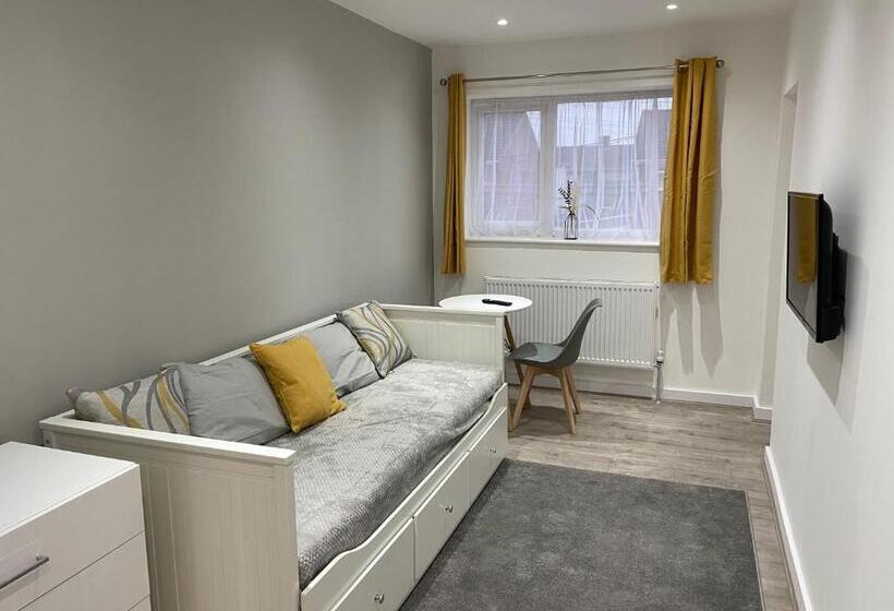 ユースホステル Garden Close Suites