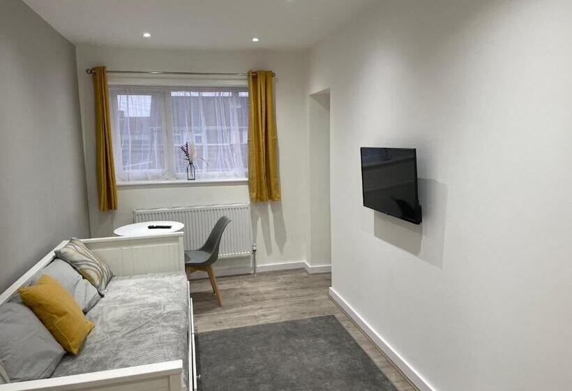 ユースホステル Garden Close Suites