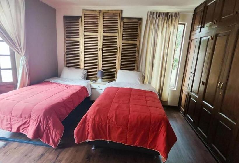 تختخواب و صبحانه Golden House Guesthouse