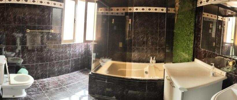 تختخواب و صبحانه Golden House Guesthouse