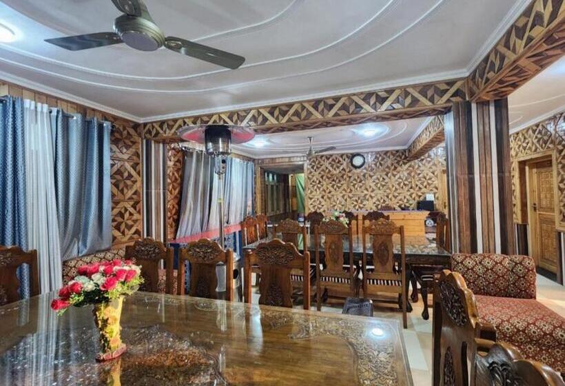 ホテル Behtereen Resort