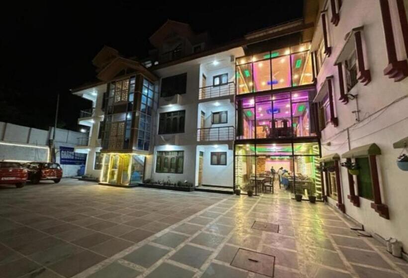 ホテル Behtereen Resort