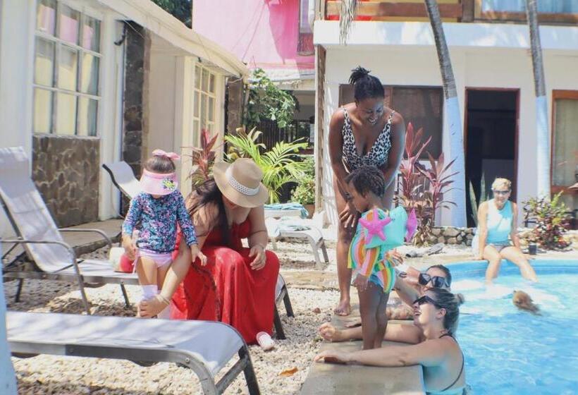 호텔 Coconut Beach House