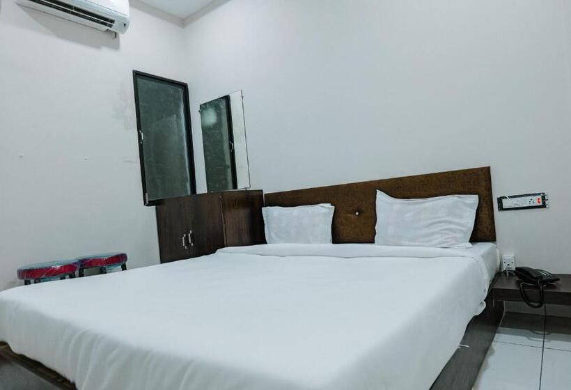 בית מלון כפרי Dev Ani Palace