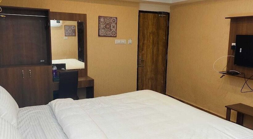 호텔 Omr Grand Inn