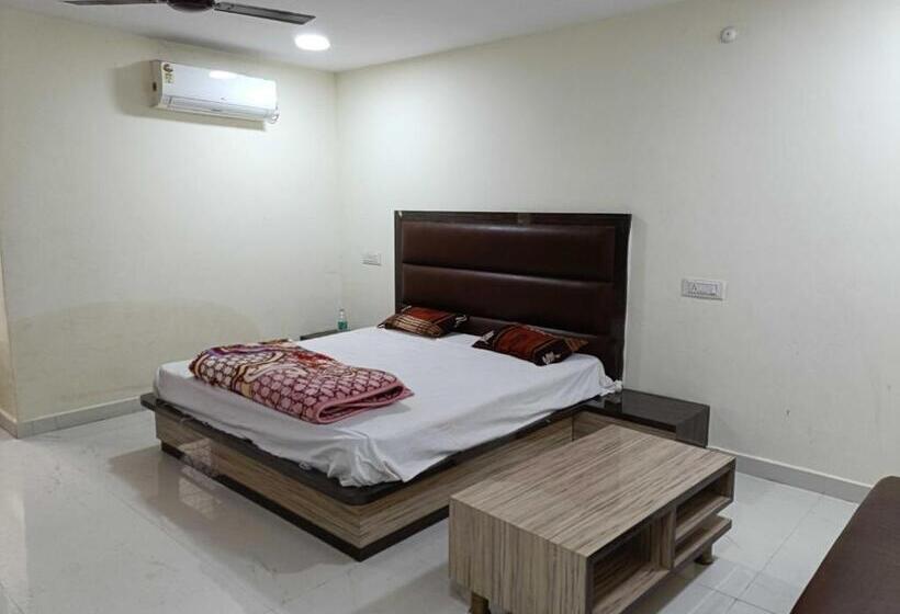 בית מלון כפרי Rajwada Palace And Marriage Garden