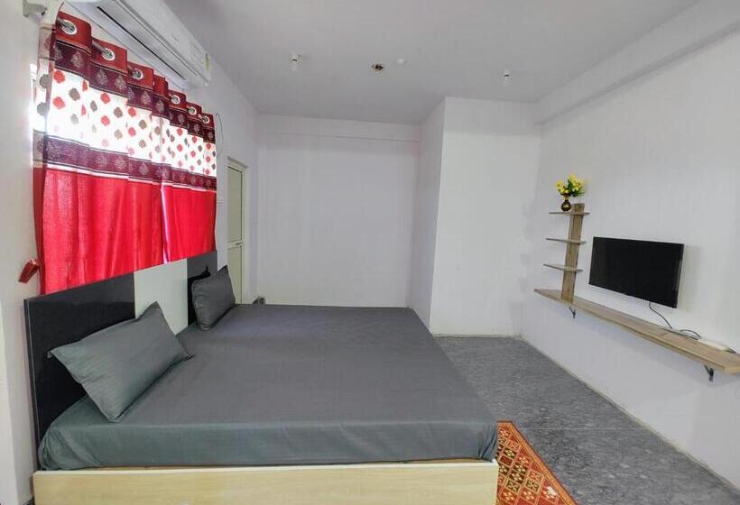 ホテル Oyo Silk City Palace