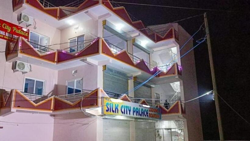 ホテル Oyo Silk City Palace