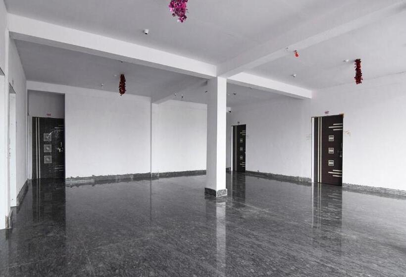 ホテル Oyo Silk City Palace