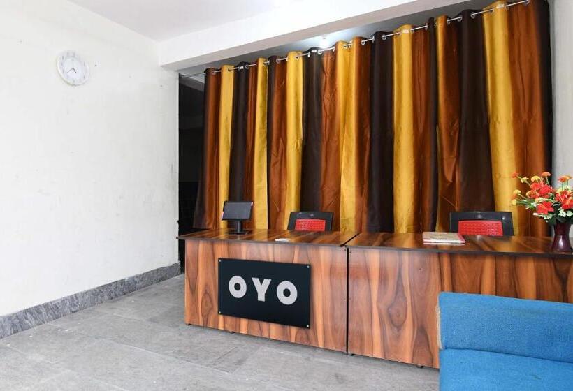 ホテル Oyo Silk City Palace