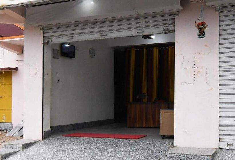 ホテル Oyo Silk City Palace