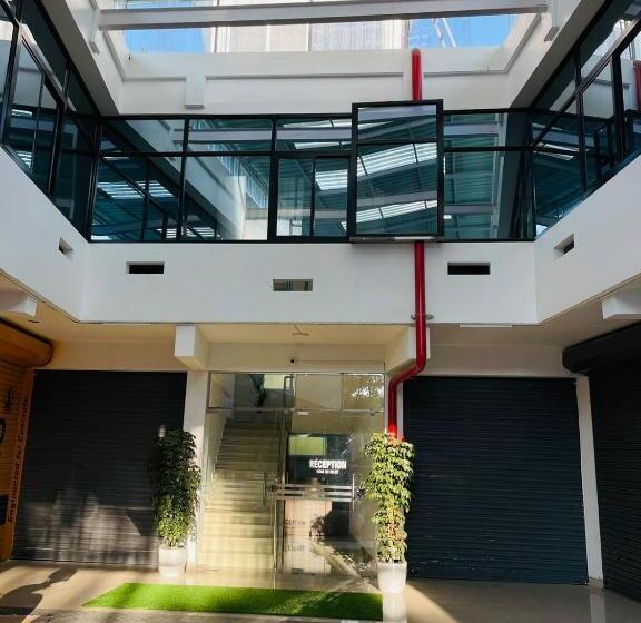 فندق Queen C Inn