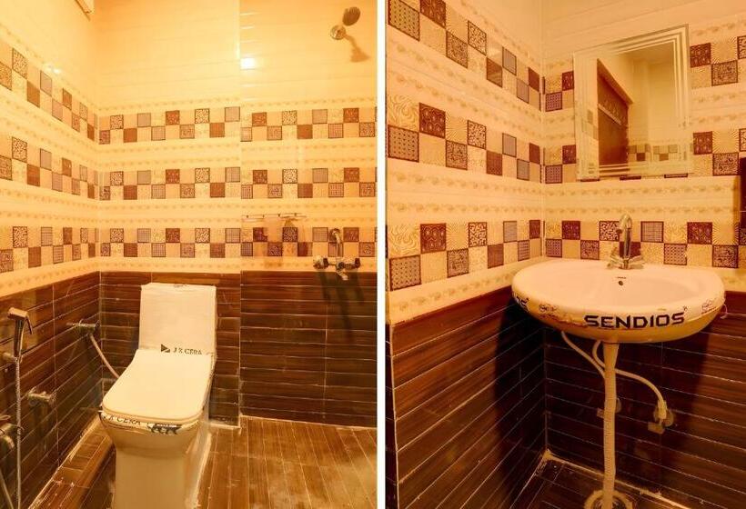 ホテル Raisi Residency