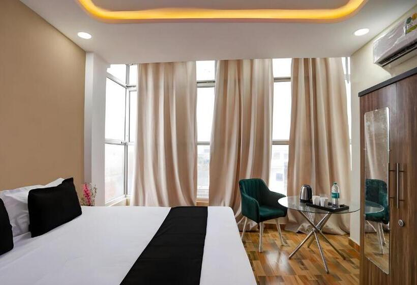 ホテル Raisi Residency