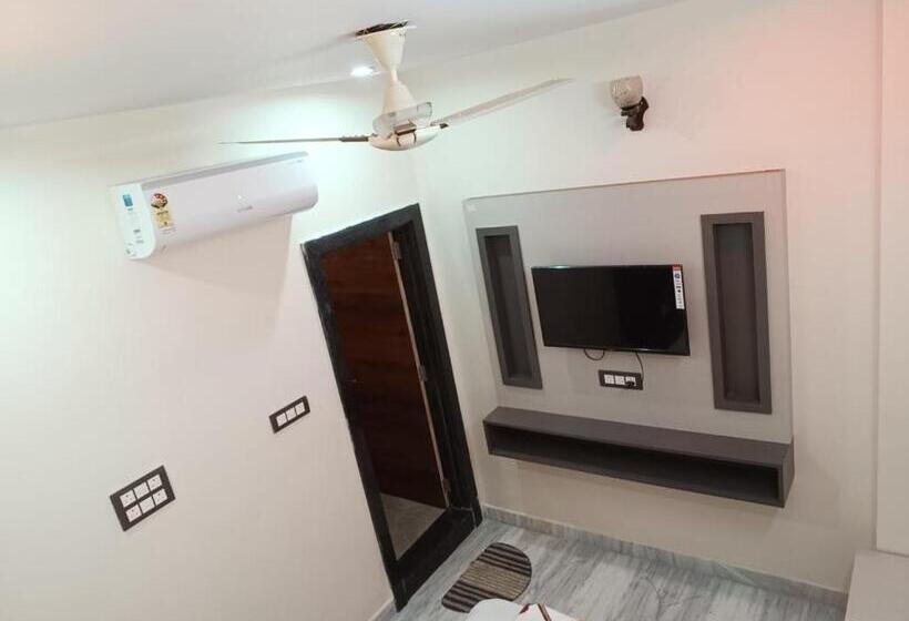 Hotel Raj 2 Km From Janana Hospital And 1 Km From Mds University