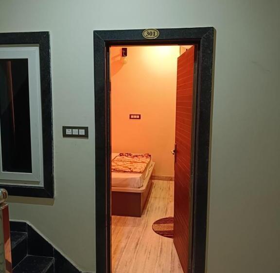 Hotel Raj 2 Km From Janana Hospital And 1 Km From Mds University