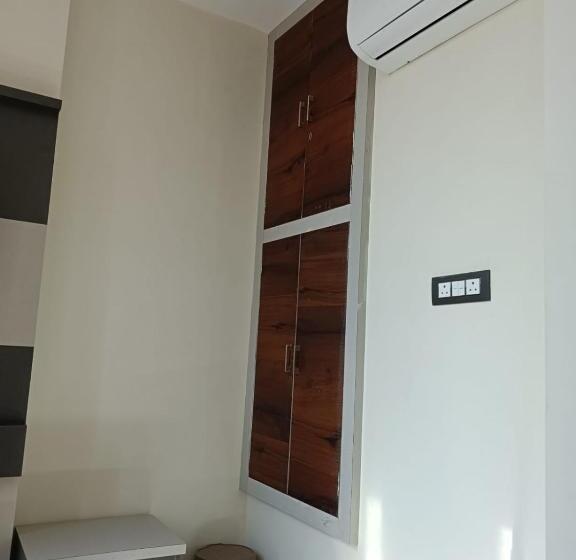 Hotel Raj 2 Km From Janana Hospital And 1 Km From Mds University