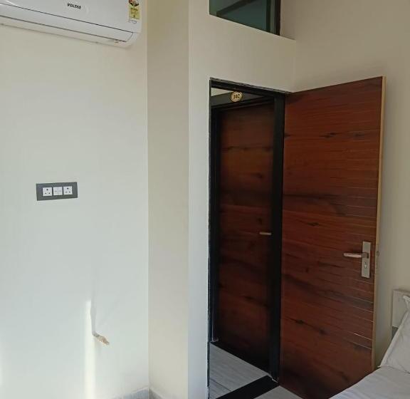 Hotel Raj 2 Km From Janana Hospital And 1 Km From Mds University