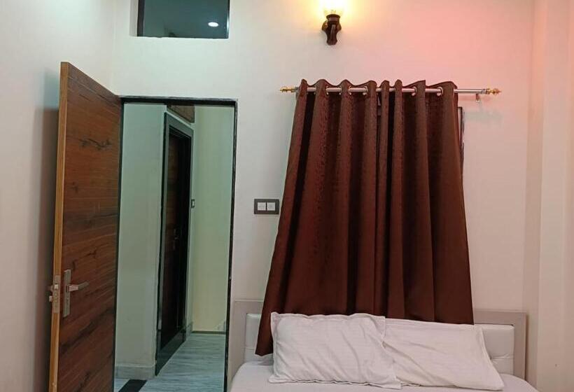 Hotel Raj 2 Km From Janana Hospital And 1 Km From Mds University