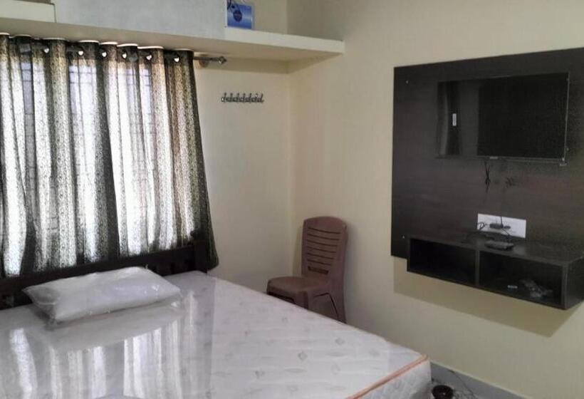 ホテル Surabhi Residency