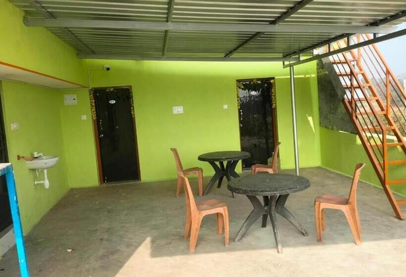 ホテル Surabhi Residency