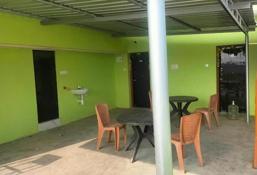 ホテル Surabhi Residency