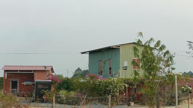 هتل The Farmer Home