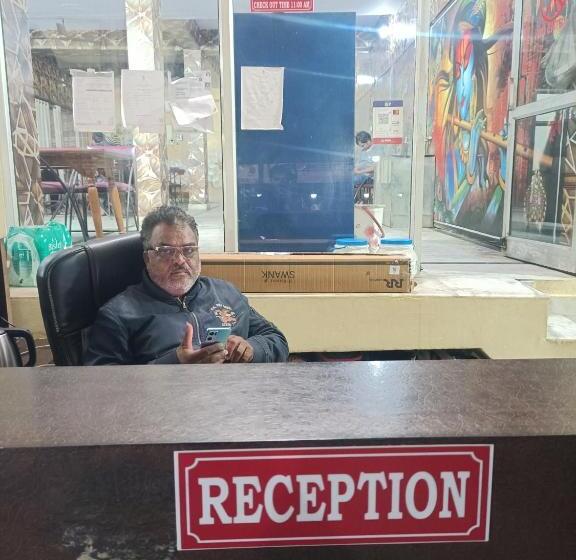 فندق Veeras & Restaurant