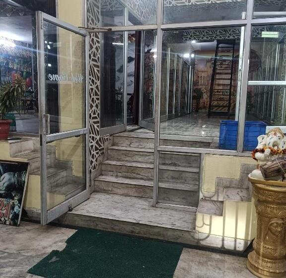 فندق Veeras & Restaurant