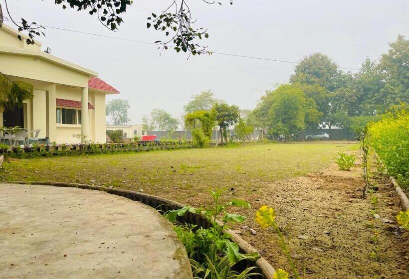 Отель Willow Woods Farmhouse By Bedchambers Gurgaon