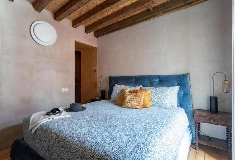 پانسیون Double Room In 18th Century Style