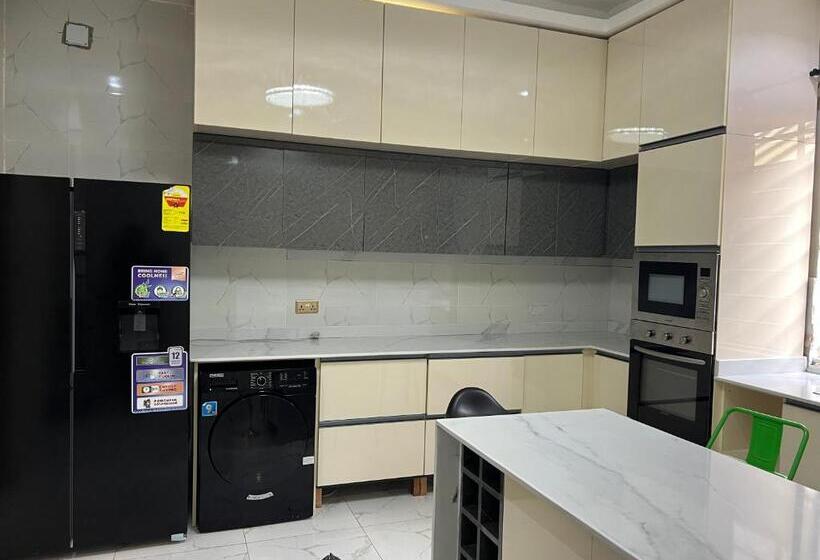 پانسیون Fowaalux