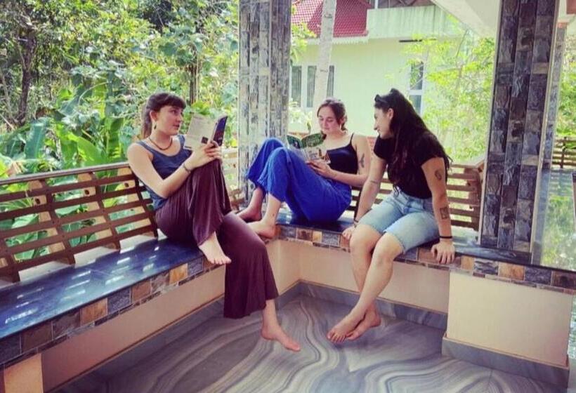 펜션 Chaithanya Apartment For Indian Only